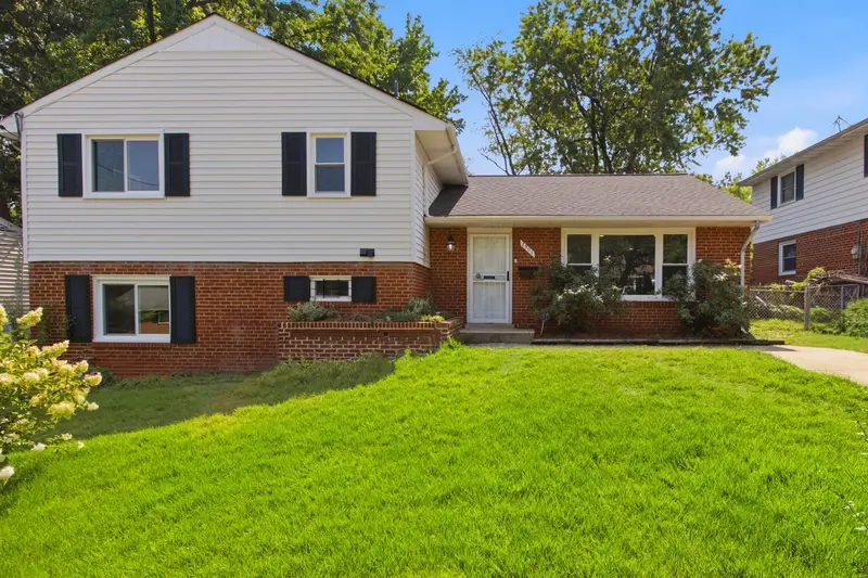 Split-level in New Carrollton, MD: real estate photo 2 of 14