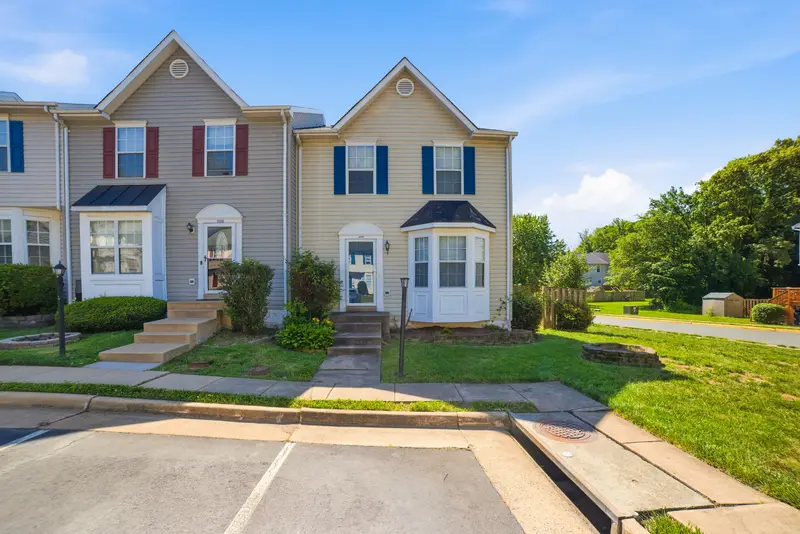 Townhome in Stafford, VA: real estate photo 2 of 14