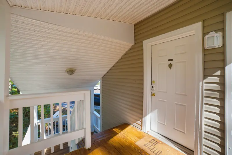 Condo in Woodbridge, VA: real estate photo 1 of 14