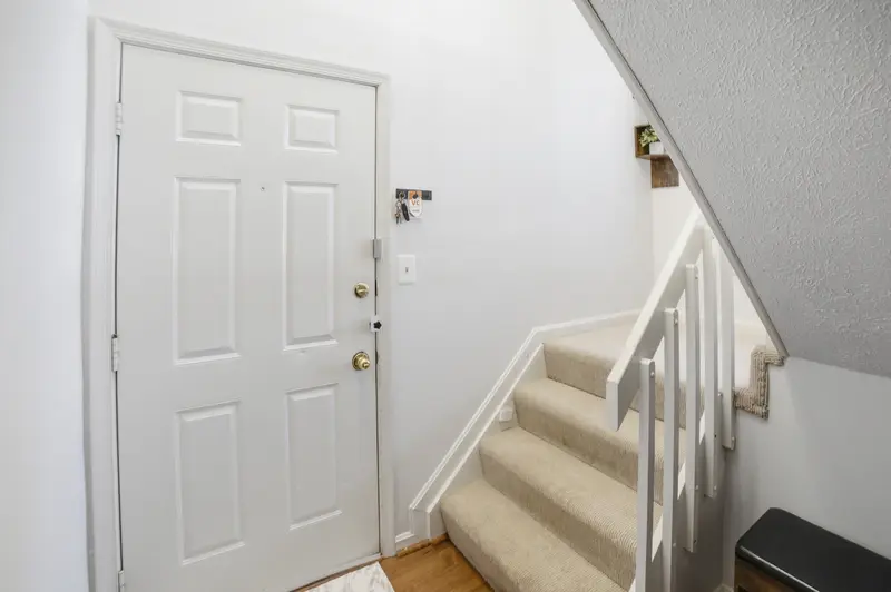 Condo in Woodbridge, VA: real estate photo 2 of 14