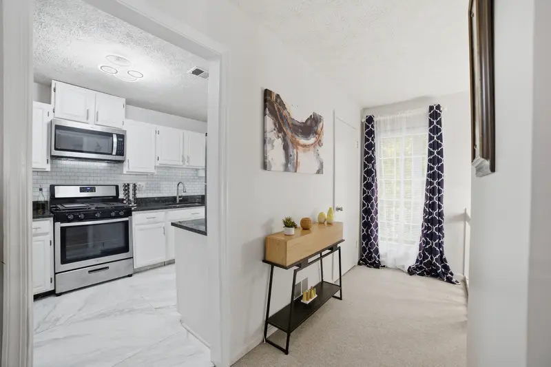 Condo in Woodbridge, VA: real estate photo 4 of 14