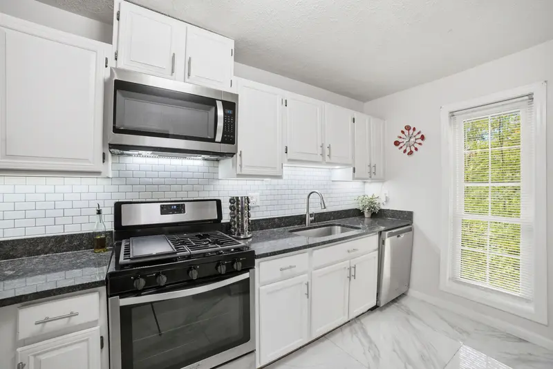 Condo in Woodbridge, VA: real estate photo 5 of 14