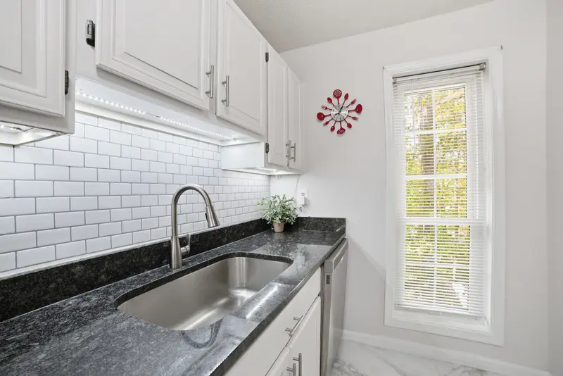 Condo in Woodbridge, VA: real estate photo 6 of 14