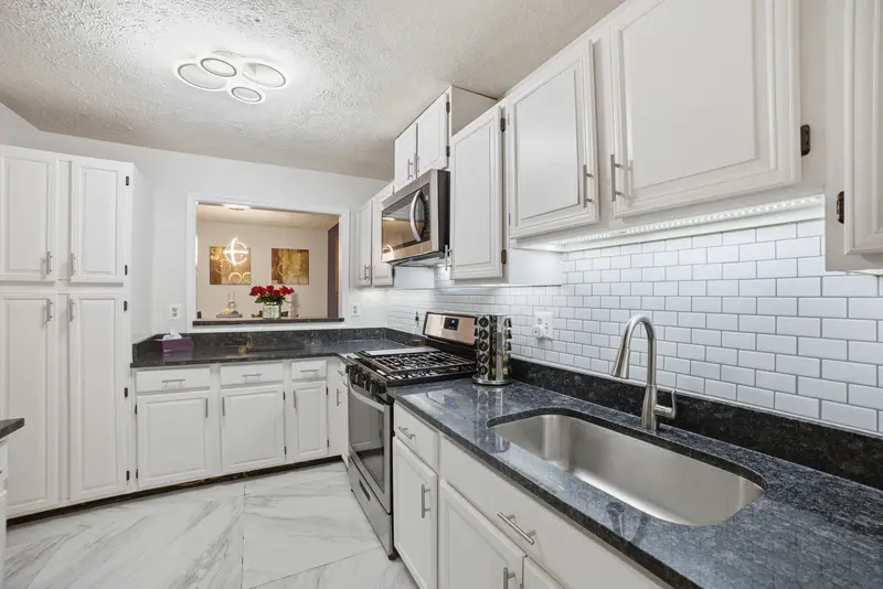 Condo in Woodbridge, VA: real estate photo 7 of 14