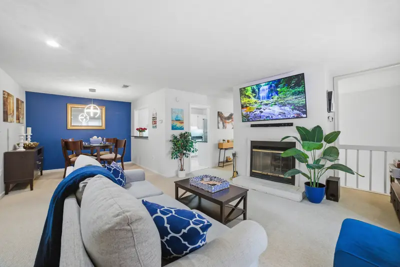Condo in Woodbridge, VA: real estate photo 9 of 14