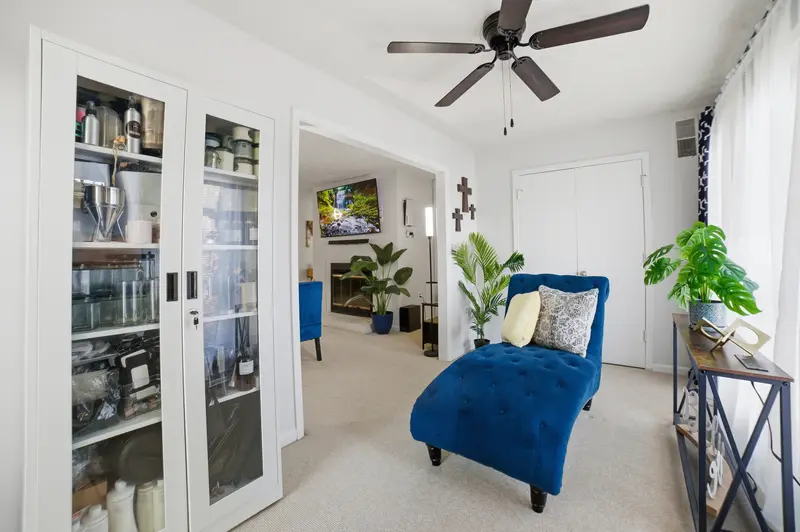 Condo in Woodbridge, VA: real estate photo 10 of 14